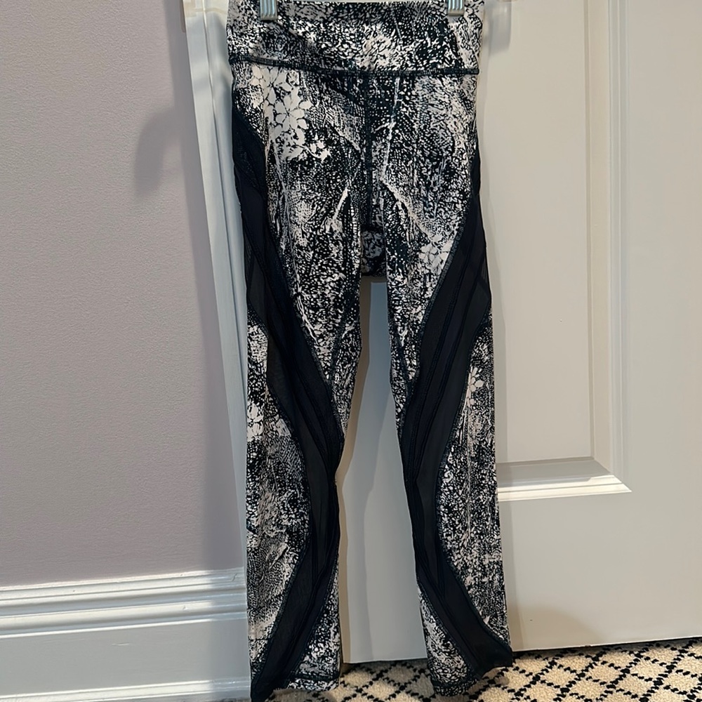 Lululemon Floral Panel Color Block Mesh Blue White Legging Size 2 Crop Capri